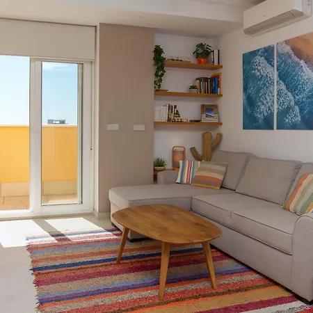 Deja Blue - Rent Modern Penthouse *