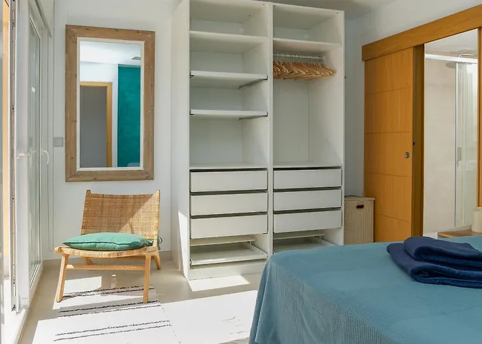 Deja Blue - Rent Modern Penthouse *
